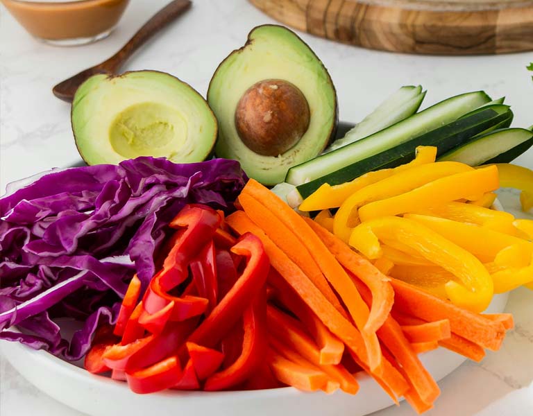 Tavola apparecchiata con prodotti naturali e biologici di Zeno Market