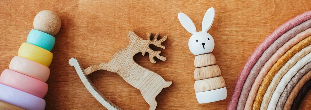 Giochi in legno e peluche per bambini su sfondo naturale da Zeno Market